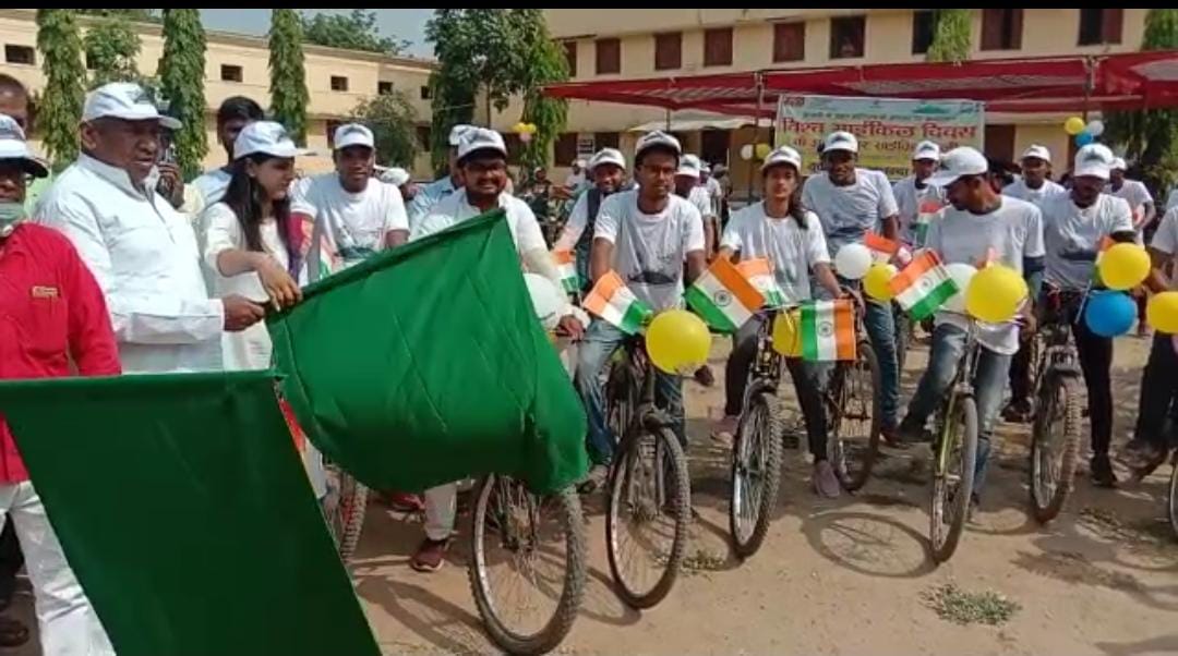 विश्व साइकिल दिवस के मौके पर नेहरू युवा केंद्र द्वारा आयोजित साइकिल रैली को सांसद कौशलेंद्र कुमार ने दिखाई हरी झंडी,